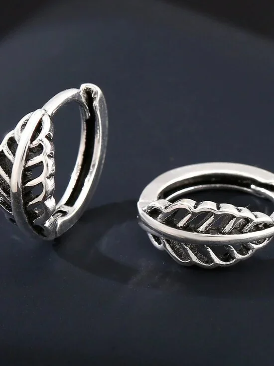 🌿 Vintage Distressed Leaf Earrings - Picture 1 of 2